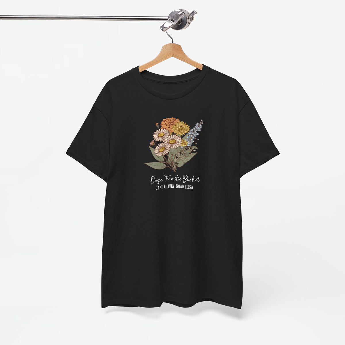 Zwart t-shirt met bloemenillustratie en tekst, hangend aan een houten hanger