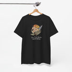 Zwart t-shirt met bloemenillustratie en tekst, hangend aan een houten hanger