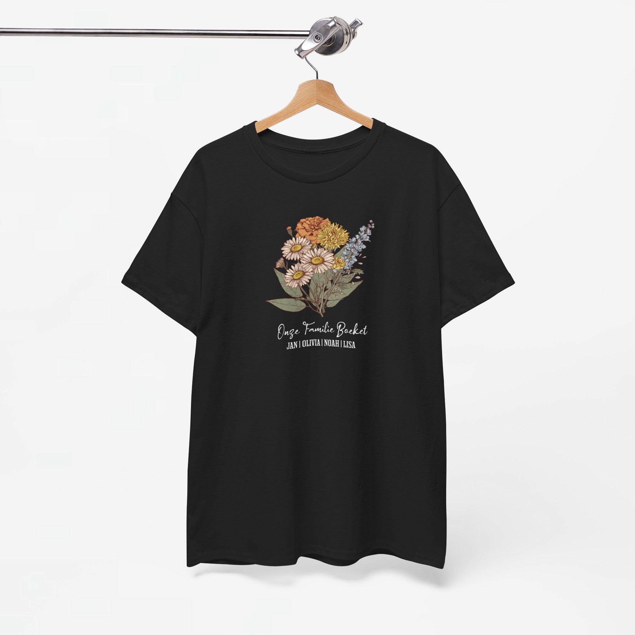 Gepersonaliseerde Moederdag Mama Cadeau - T-shirt - Ons familieboeket met namen en geboortemaand bloemen (witte tekst)