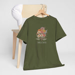 Olijfgroene T-shirt met bloemenboeketprint en tekst “FAMILIE JANSEN”.