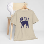 Beige T-shirt op houten kapstok met paarse kattenprint en 'KAT MAMA'.