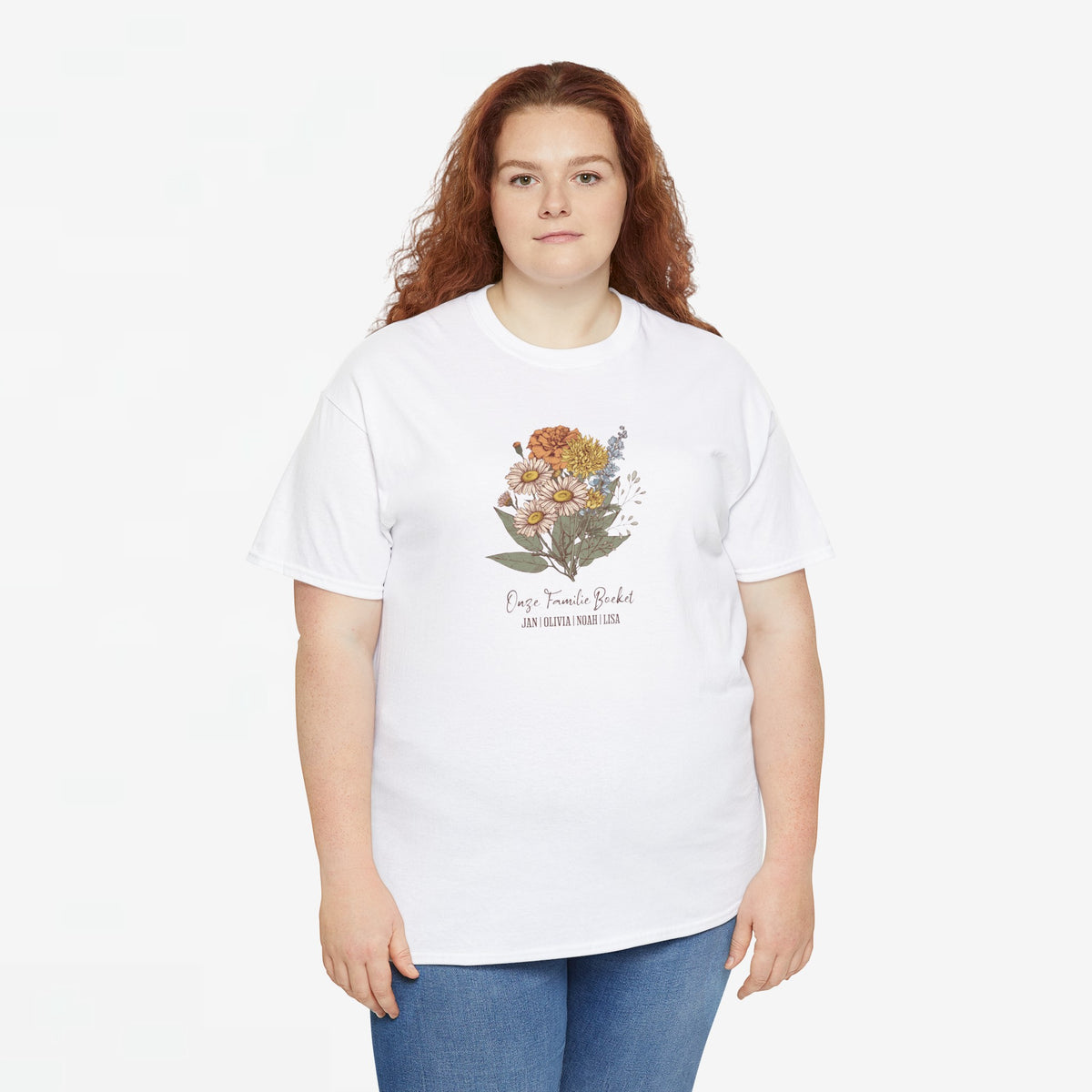 Gepersonaliseerd moederdag T-shirt wit met bloemenprint op borst, gedragen door model