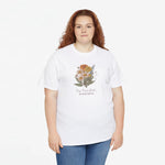 Gepersonaliseerd moederdag T-shirt wit met bloemenprint op borst, gedragen door model