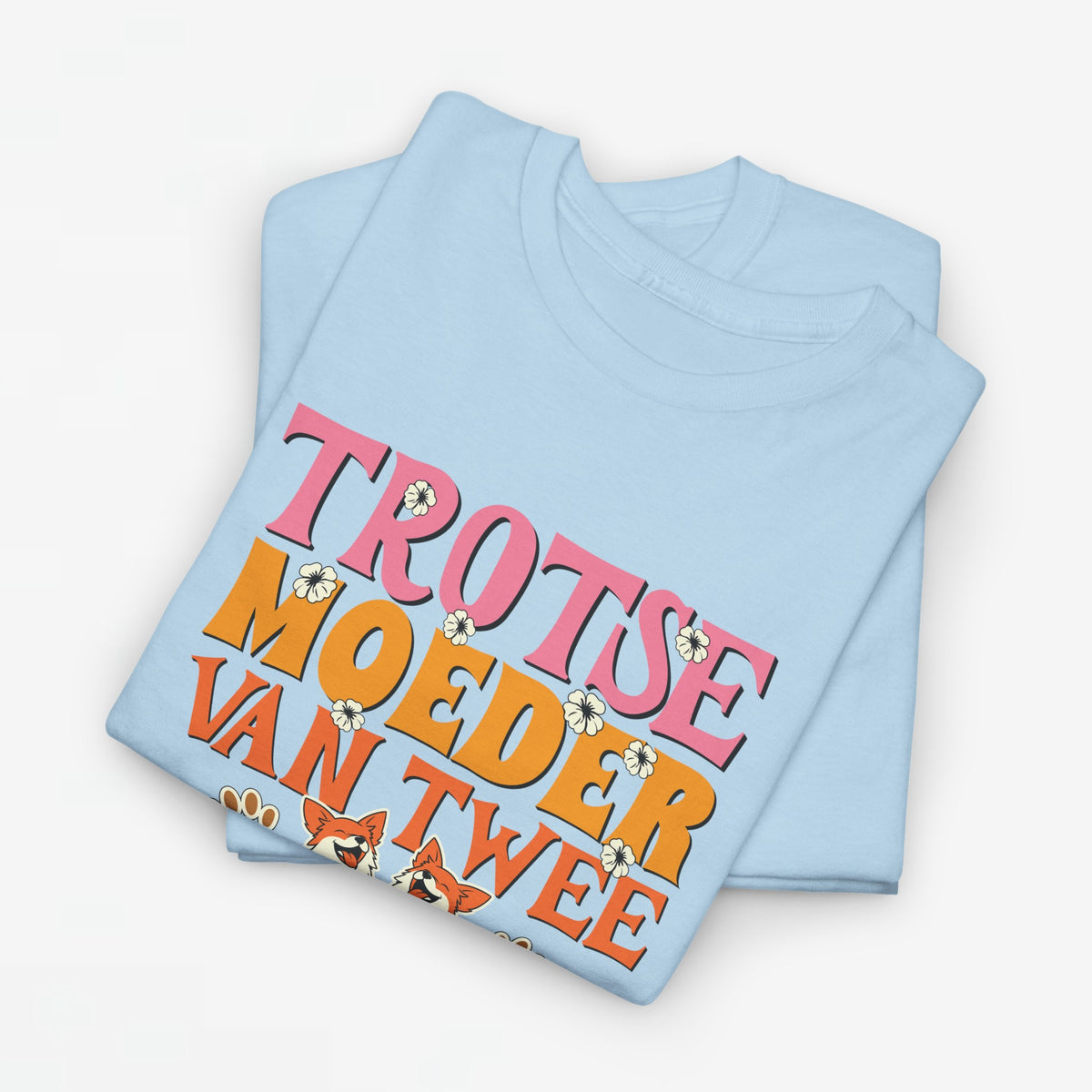 Lichtblauwe oversized t-shirt met kleurrijke tekst en honden/kattenprint op de voorkant.