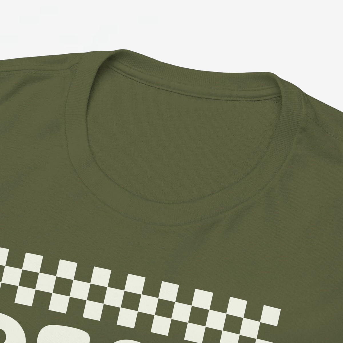 Close-up van legergroen T-shirt met witte ruitopdruk en retro-letters op de borst