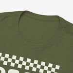 Close-up van legergroen T-shirt met witte ruitopdruk en retro-letters op de borst