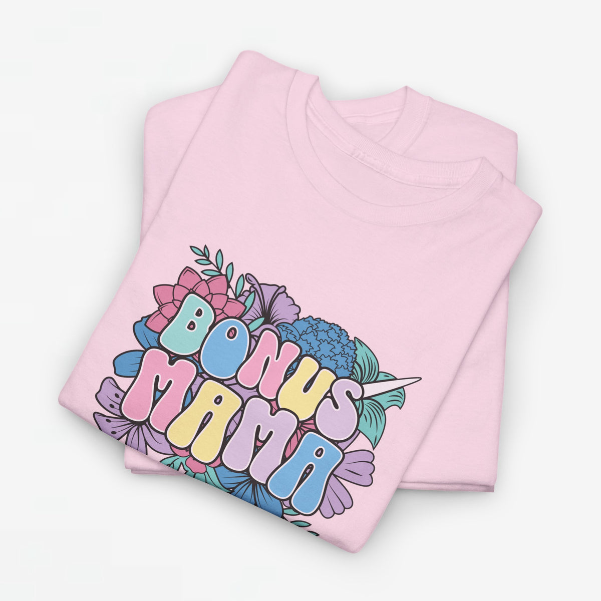 Roze oversized T-shirt met bloemenprint en kleurrijke tekst “BONUS MAMA” op de borst.
