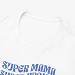 Detail van witte t-shirt kraag en blauwe opdruk met tekst