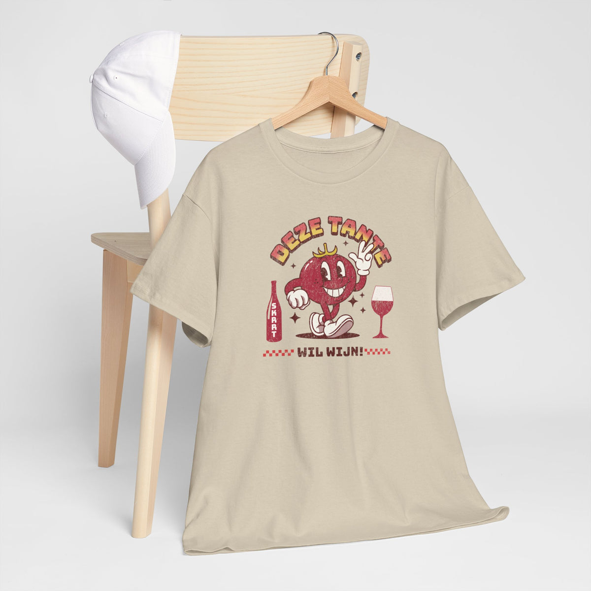 Zandkleurig T-shirt op houten hanger met rode cartoonprint op de borst