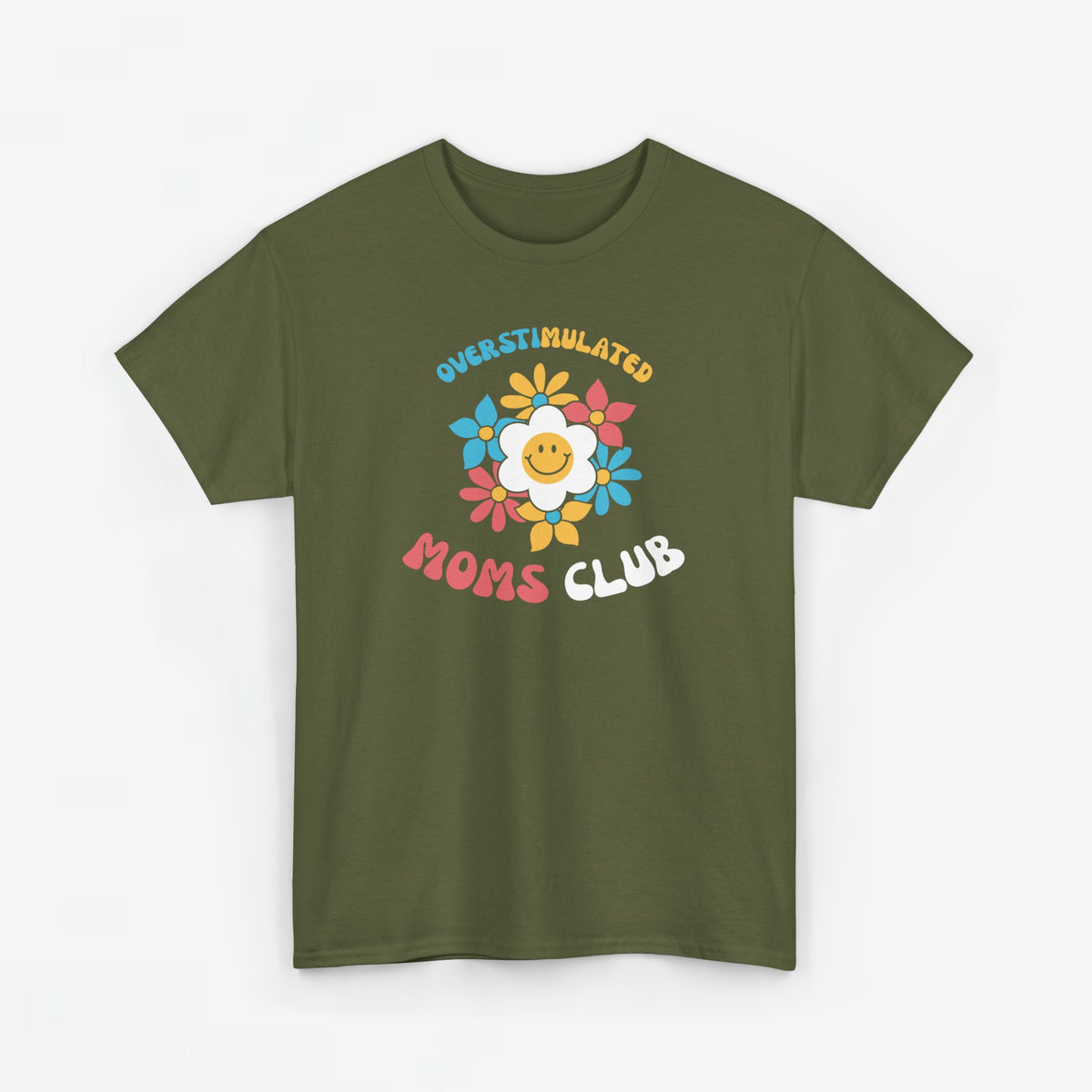 Olijfgroen T-shirt met ronde hals en borstprint “Overstimulated Moms Club”