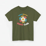 Olijfgroen T-shirt met ronde hals en borstprint “Overstimulated Moms Club”