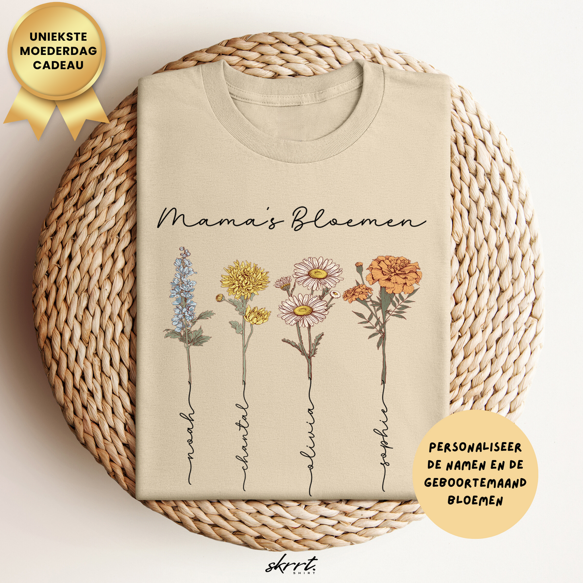 Beige T-shirt met bloemenillustraties en tekst “Mama’s Bloemen” op de borst.
