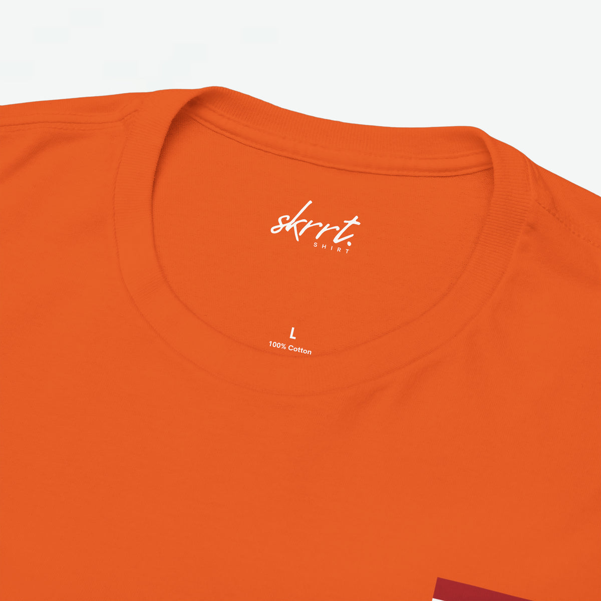 Oranje T-shirt kraag met klein merklogo en '100% katoen' op hals