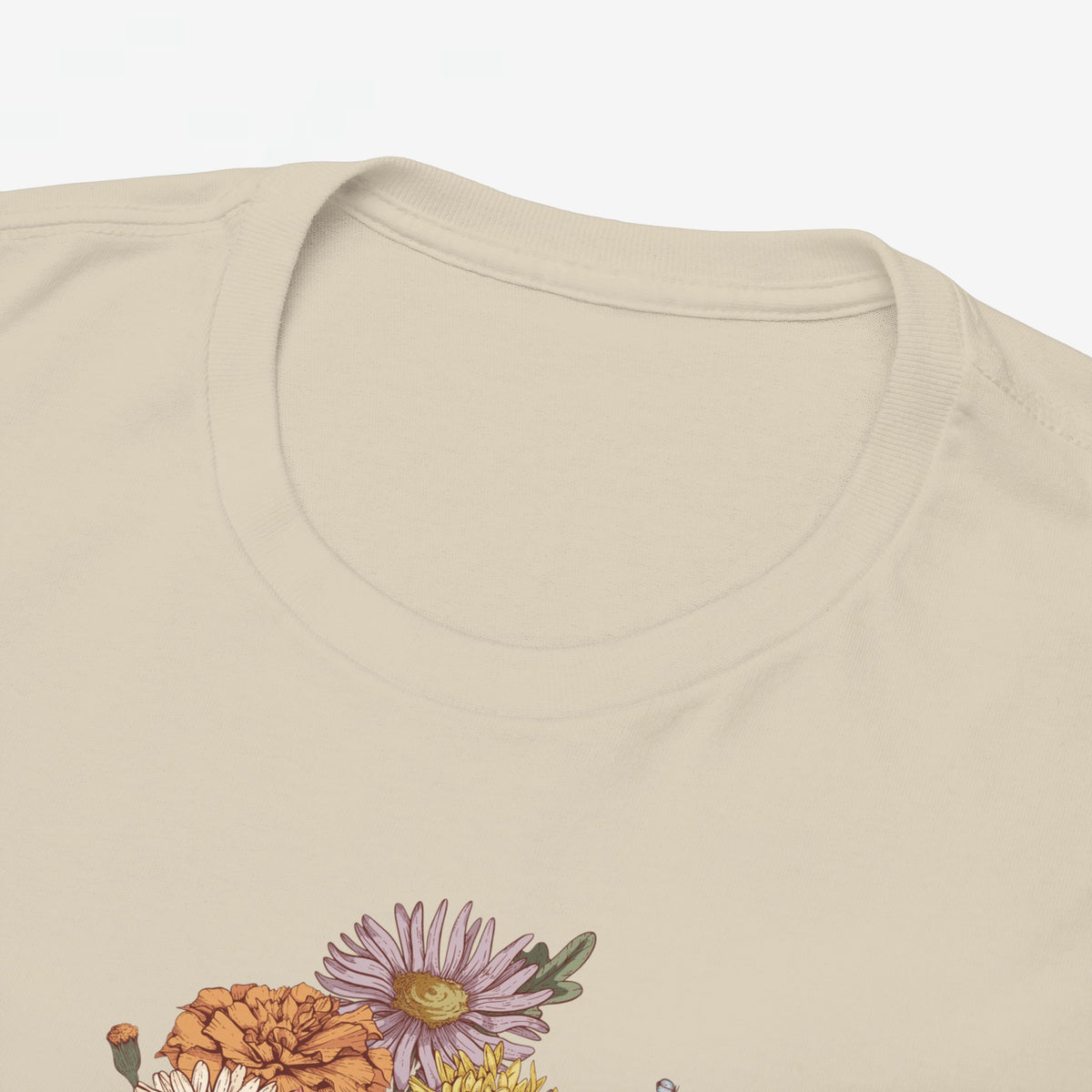 Beige T-shirt close-up: ronde hals en bovenrand bloemenboeketprint op de borst
