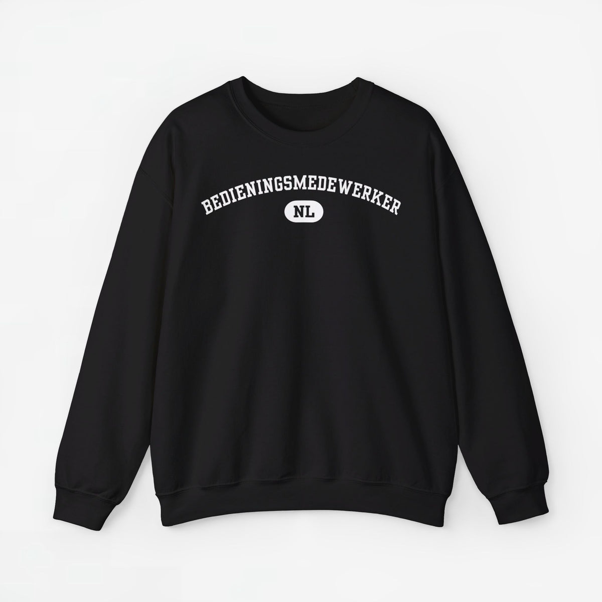 Trui met ronde hals, zwart, borstprint “BEDIENINGSMEDEWERKER” en NL-label.