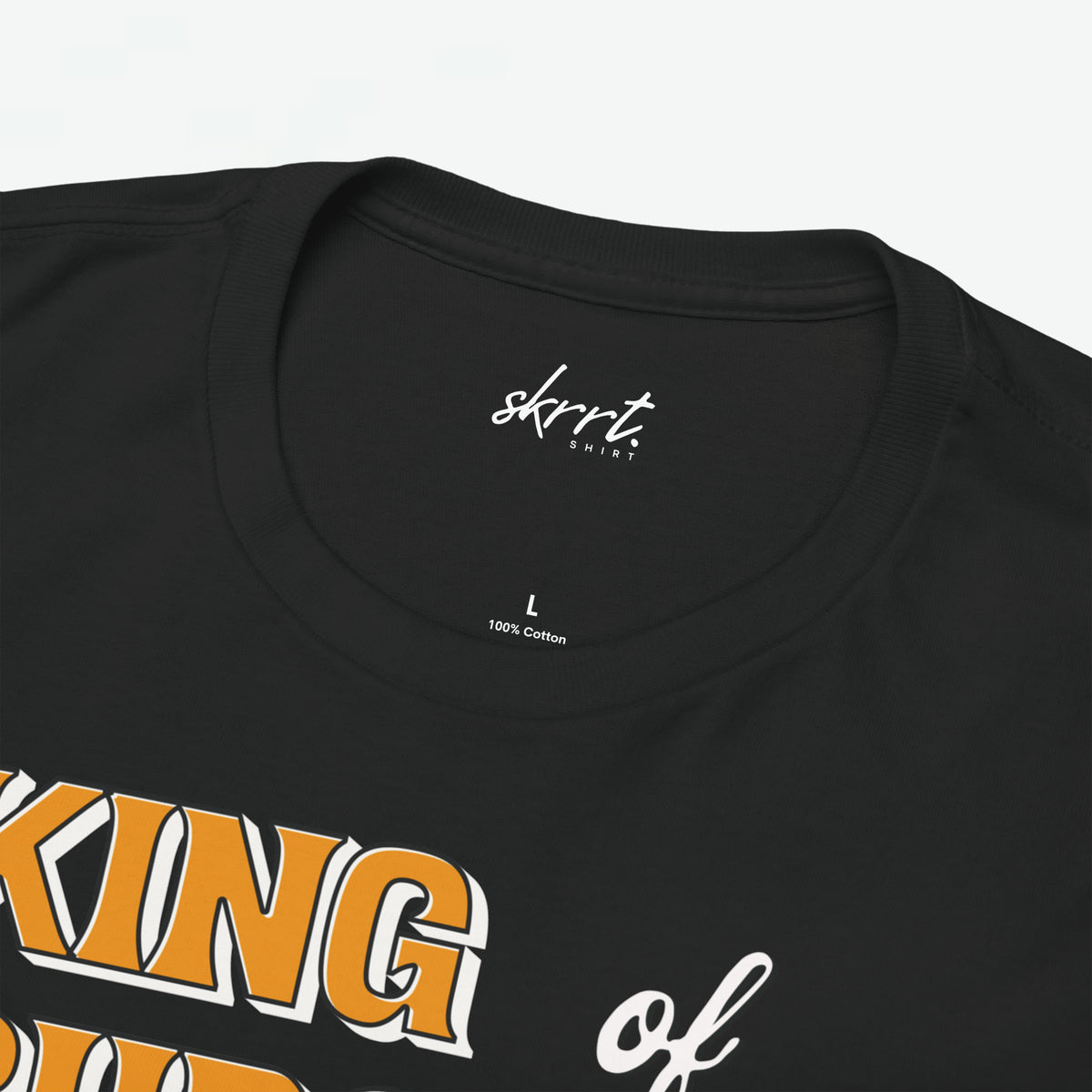 Close-up van zwarte T-shirt halsboord met merklabel en deel van King of Burgers print