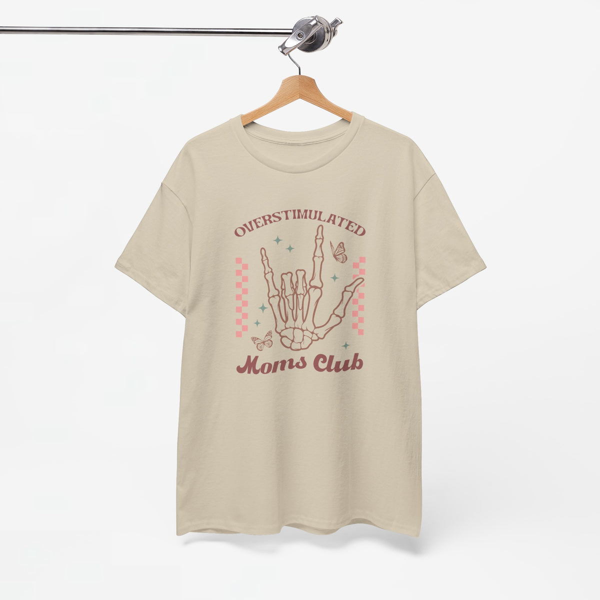 Zandkleurige t-shirt met handprint-graphic en 'Moms club'-tekst, aan hanger