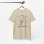 Zandkleurige t-shirt met handprint-graphic en 'Moms club'-tekst, aan hanger
