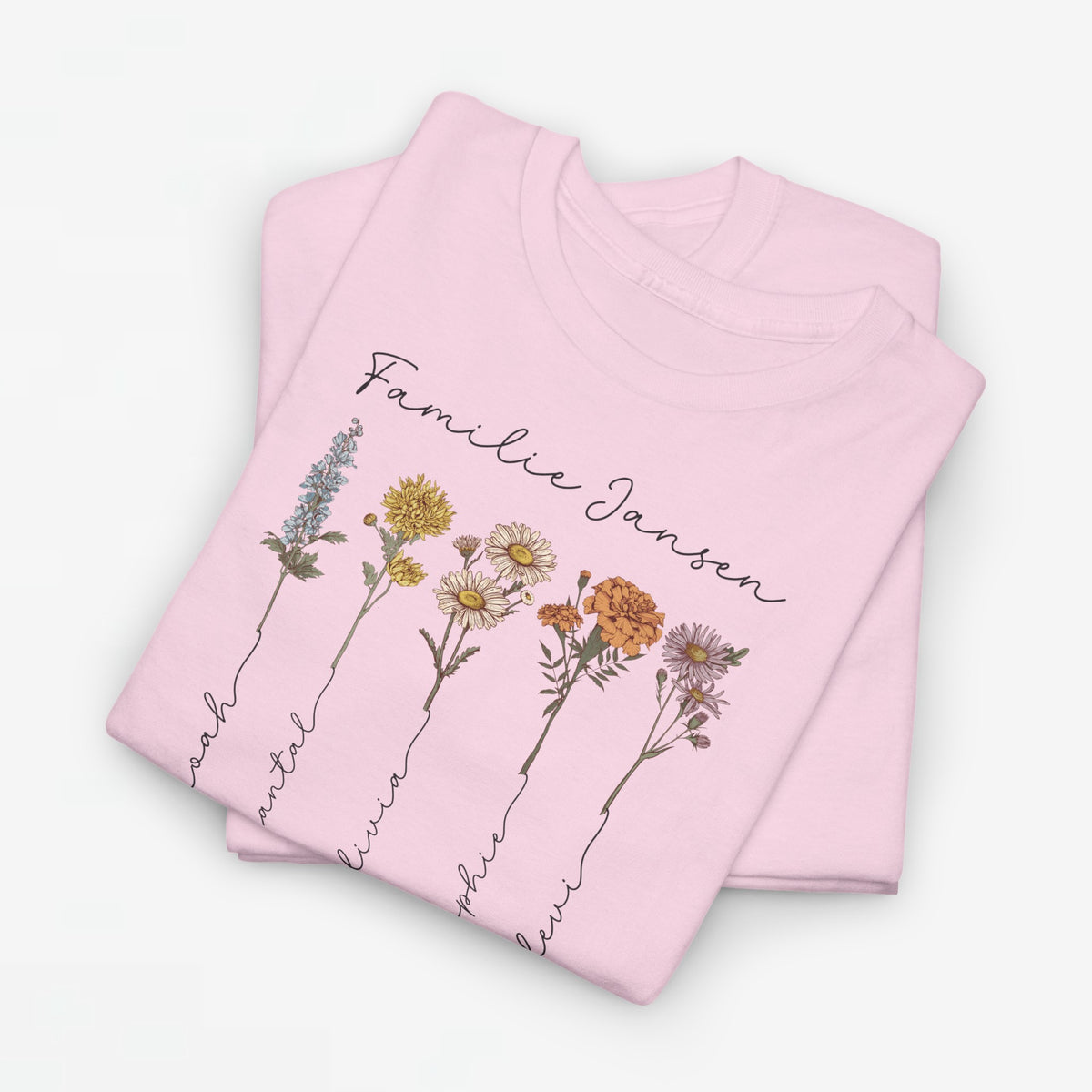 Lichtroze t-shirt met bloemenprint en familienaam op de borst, korte mouwen