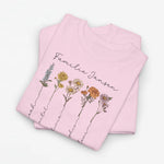 Lichtroze t-shirt met bloemenprint en familienaam op de borst, korte mouwen