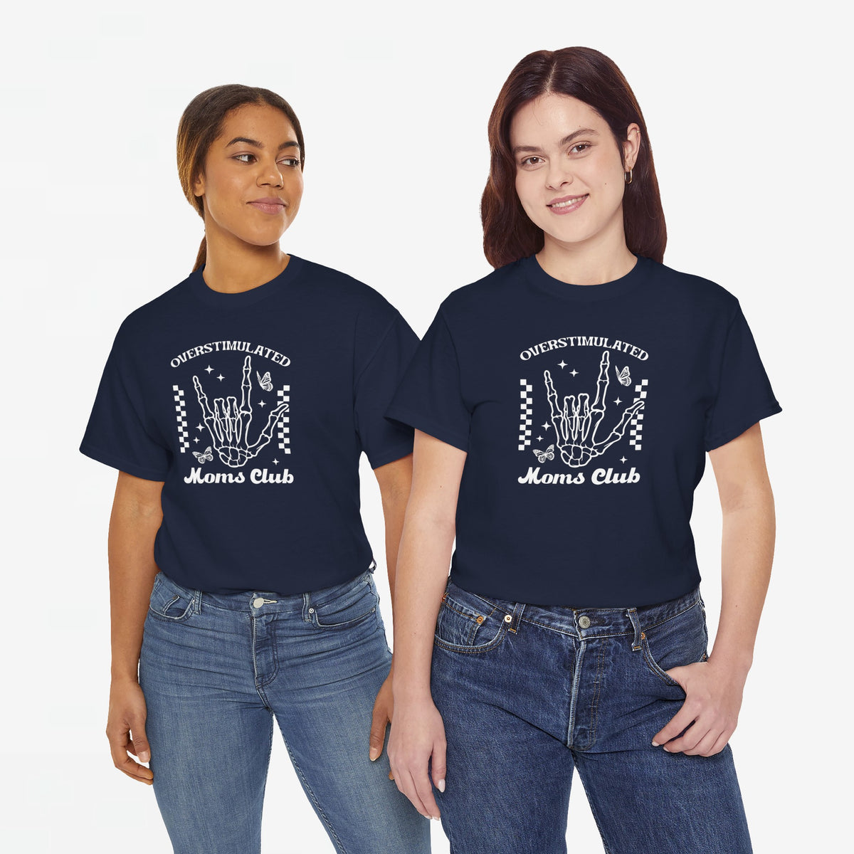 Donkerblauw T-shirt met ronde hals en witte borstprint, gedragen door twee personen.