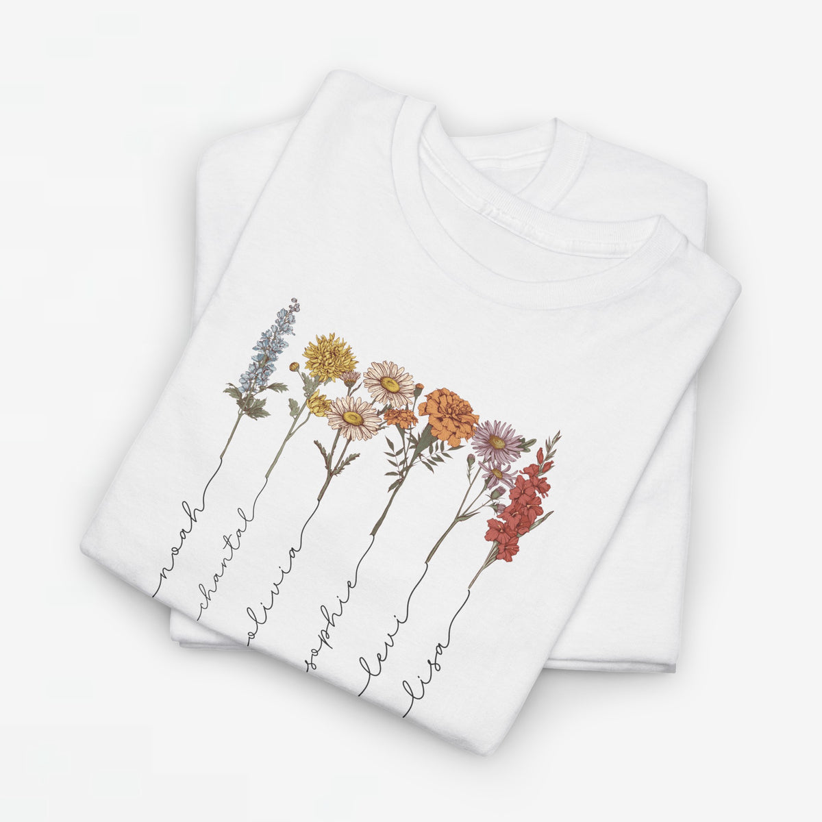 Wit T-shirt met bloemenillustratie en sierlijke namen langs de bloemenstelen.