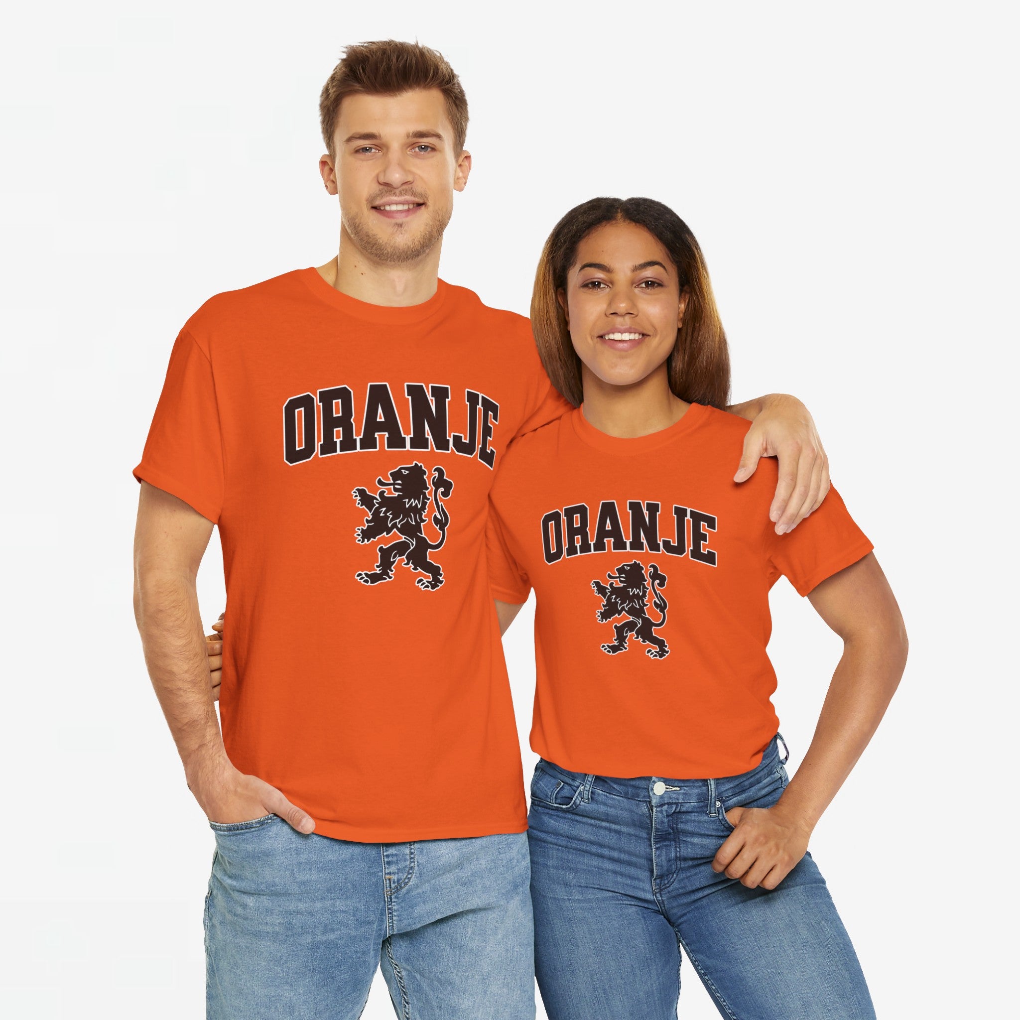 Oranje T-shirt voor EK, WK en Koningsdag - Personaliseer met Naam & Rugnummer - ORANJE met Leeuw (zwarte tekst)