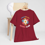 Bordeauxrode t-shirt op hanger met borstprint “Overstimulated Moms Club” en kleurrijk bloemmotief