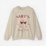 Beige sweatshirt met rode opdruk SMIT'S Social Club en twee wijnglazen, jaartal 2024.