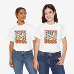 Witte oversized t-shirt duo op de modellen met frontopdruk “WIFE MOM BOSS”