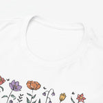 Detailfoto: ronde hals en geborduurde/bedrukte 'MAMA'-print met bloemen