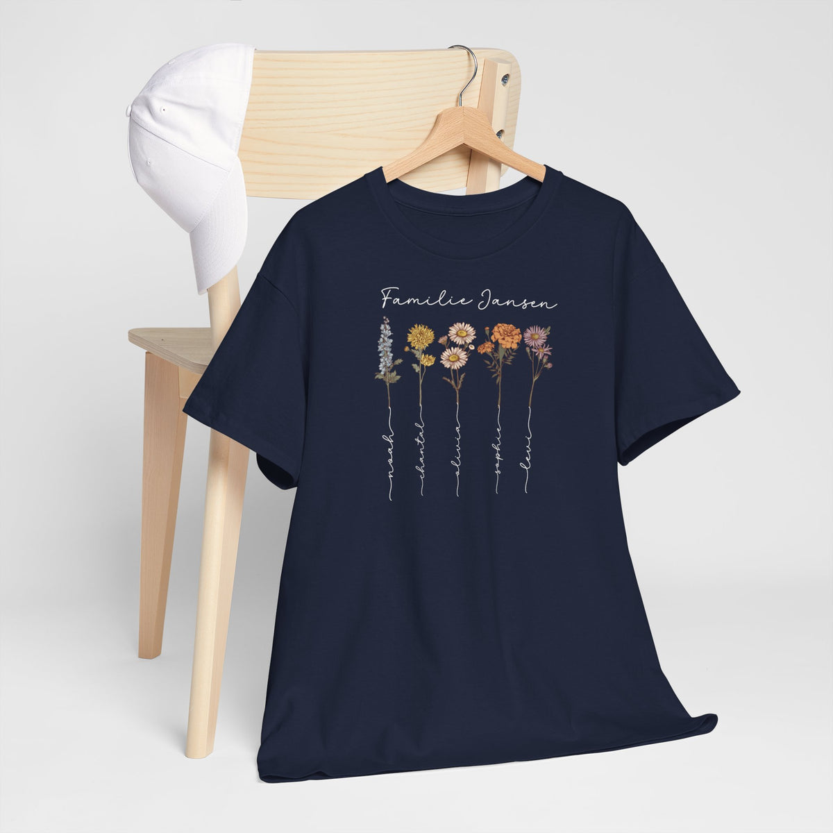 Donkerblauwe t-shirt met bloemenprint en tekst op de borst.