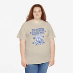 Zandkleurig oversized T-shirt met blauwe tekstopdruk en moederillustratie.