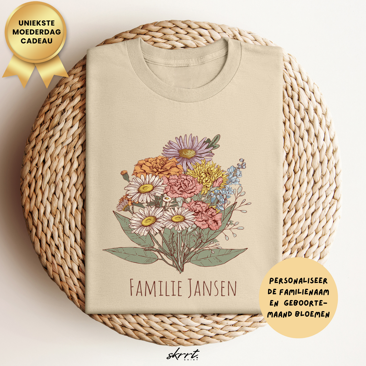 Beige t-shirt met bloemenboeketprint, naam onderaan en tekst in de print