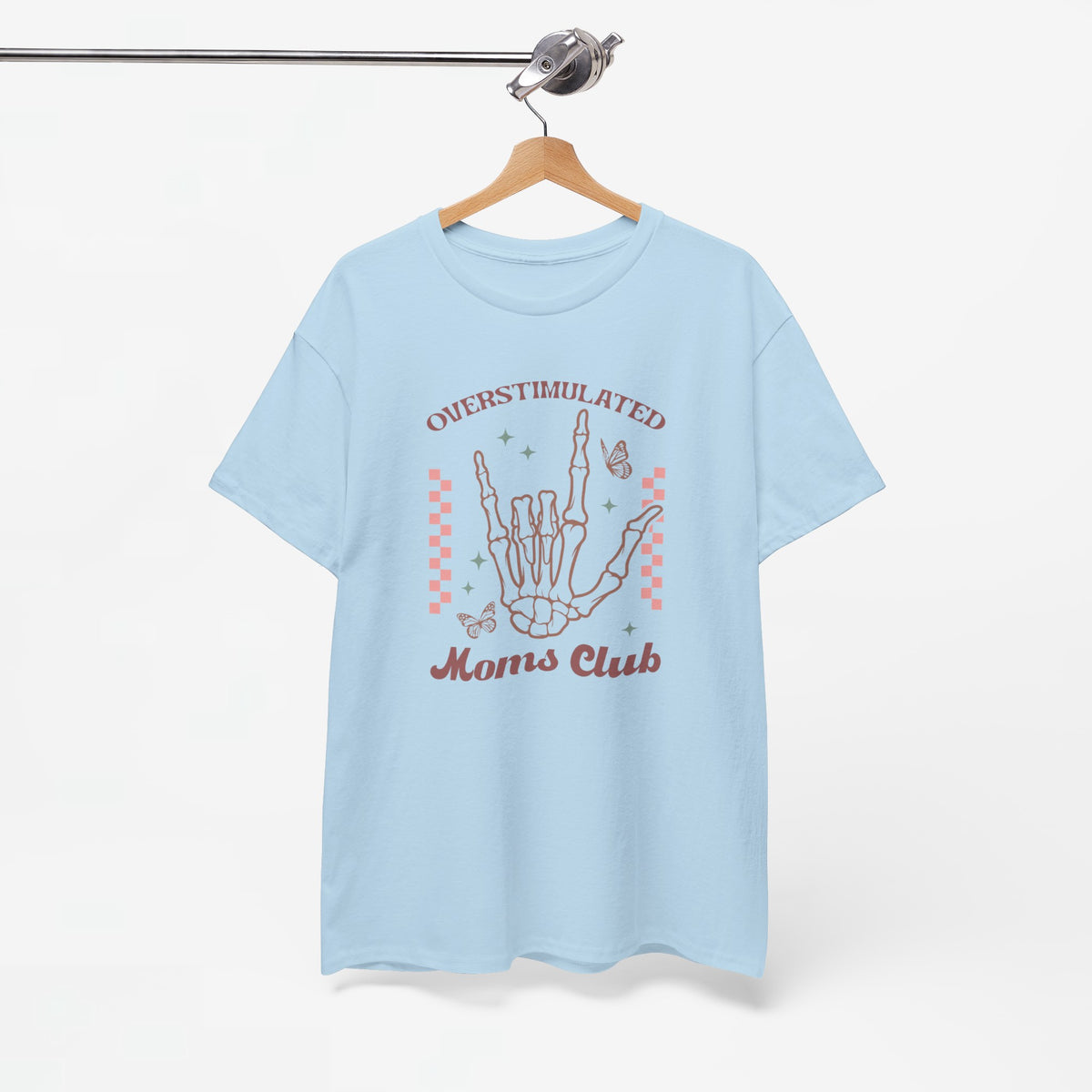 Lichtblauw T-shirt met ronde hals en borstprint “Overstimulated Moms Club”, hangend.