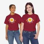 Wijnrode t-shirts met zon- en bloemenprint, gedragen door twee modellen