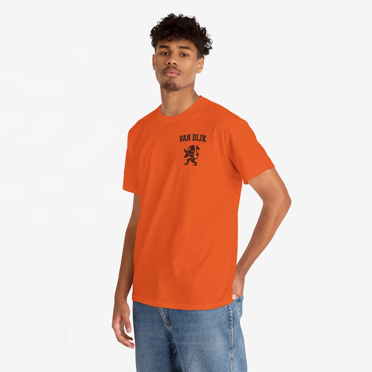 Oranje T-shirt met Leeuw-logo en “VAN DIJK” op borst, casual model