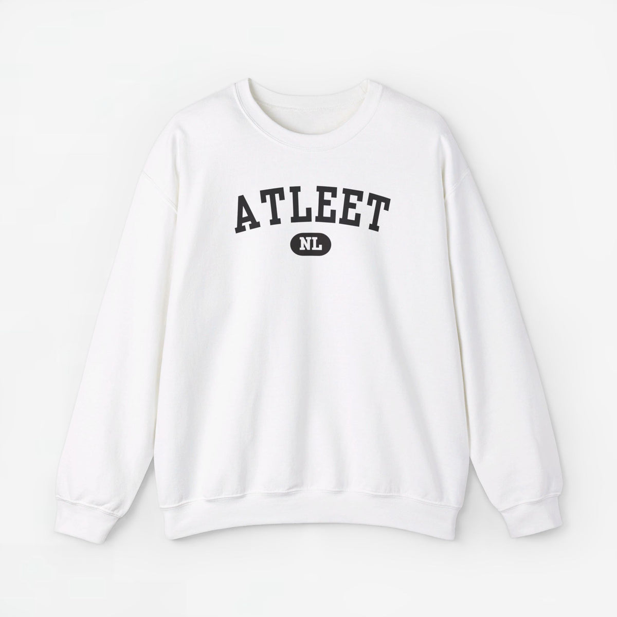 Witte sweatertrui met ronde hals en ATLEET-print op de borst.