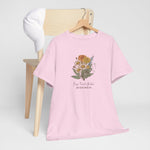 Roze T-shirt met bloemboeketprint op borst, korte mouwen, op houten hanger.