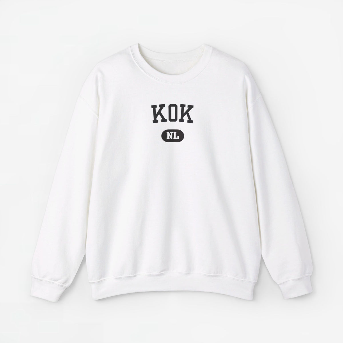 Sweater met ronde hals in wit en borstprint “KOK”