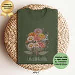 Olijfgroene T-shirt met bloemenboeketprint en 'FAMILIE JANSSEN' onderaan