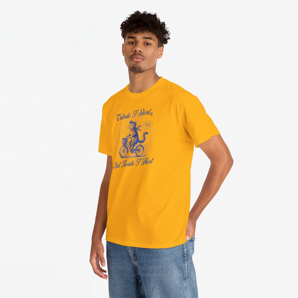 Oranje oversized T-shirt met blauwe fietsende kattenprint, model in zijaanzicht