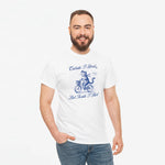 Wit T-shirt met blauwe print van kat op fiets en tekst, gedragen door model