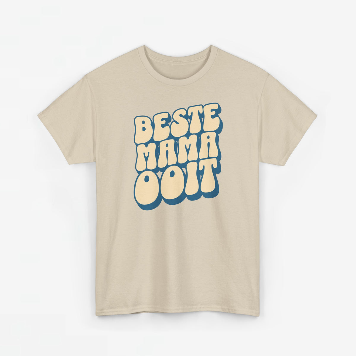 Beige T-shirt met ronde hals en blauwe tekstprint op de borst, plat gelegd.