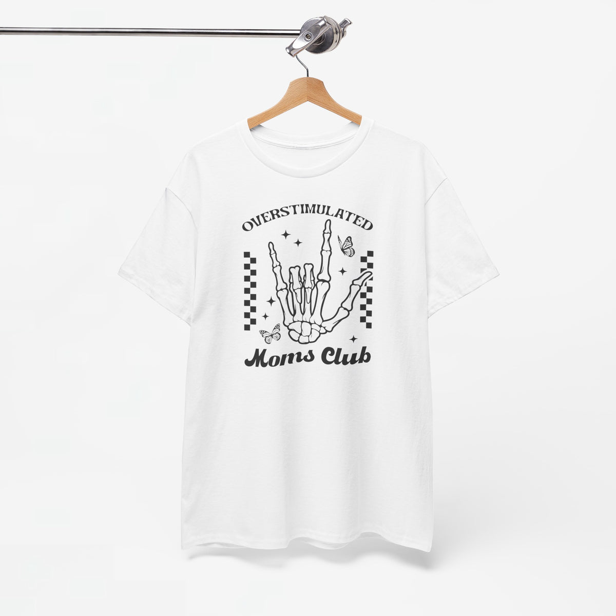 Wit oversized t-shirt op houten kledinghanger met zwarte handillustratie “Moms Club”