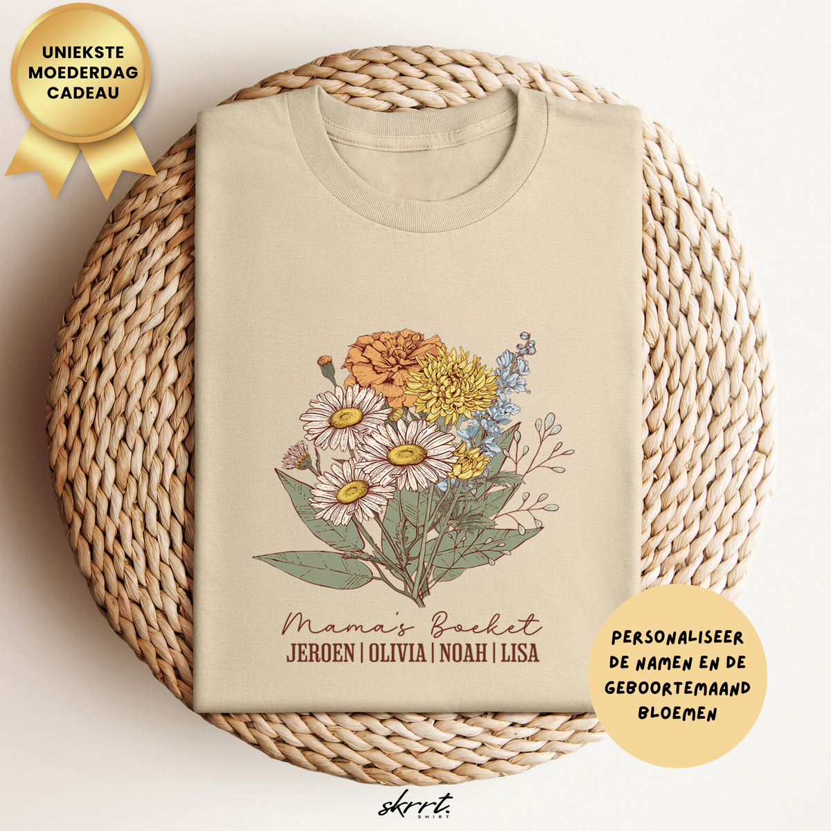 Zandkleurige t-shirt met bloemenboeket en tekst “Mama’s Boeket” met namen