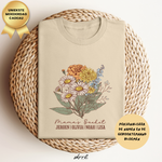Zandkleurige t-shirt met bloemenboeket en tekst “Mama’s Boeket” met namen