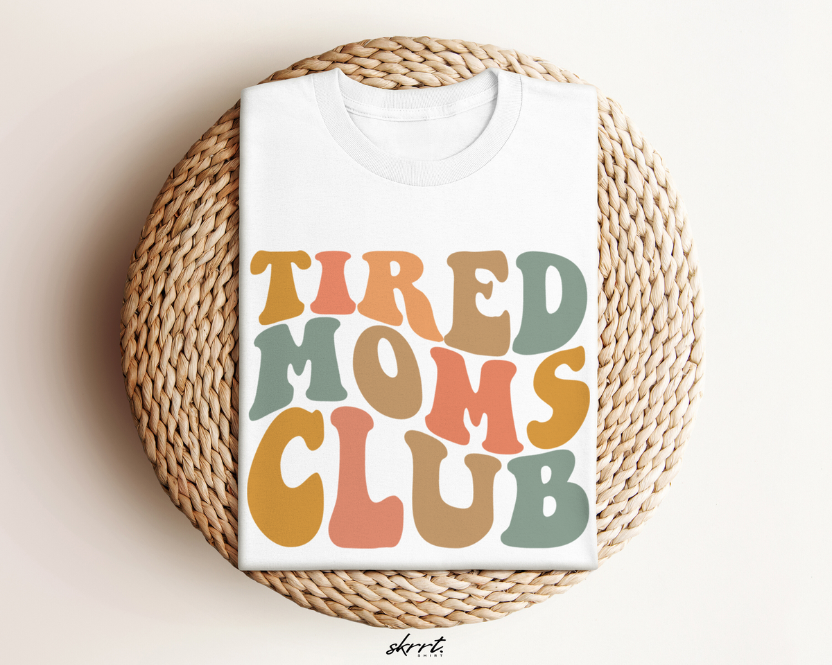 Oversized T-shirt in wit met kleurrijke print “TIRED MOMS CLUB”
