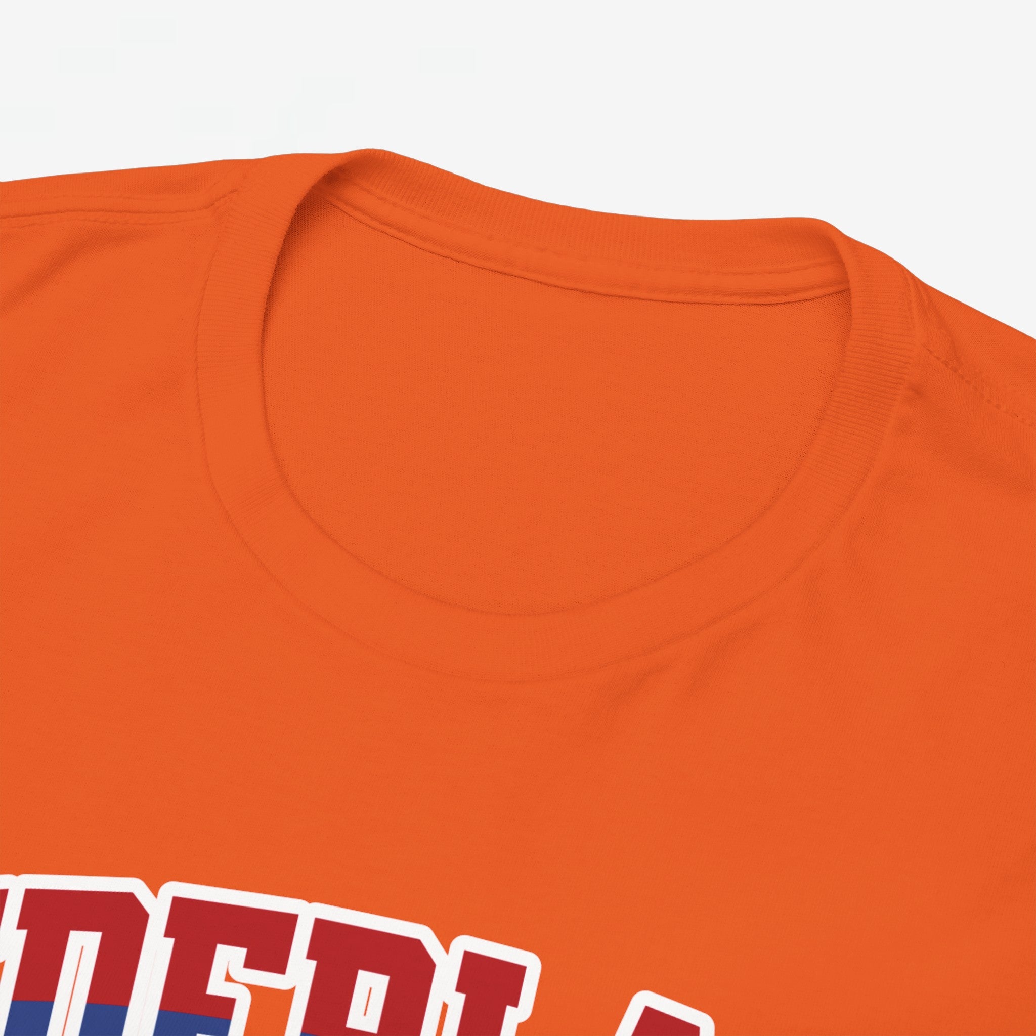 Oranje T-shirt voor EK, WK en Koningsdag - Personaliseer met Naam, Jaar & Rugnummer - NEDERLAND (rode en blauwe tekst)