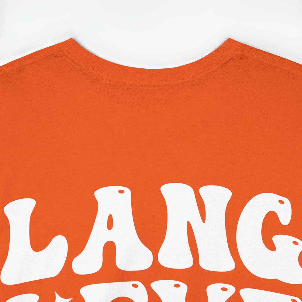 Oranje oversized t-shirt met grote witte tekstprint op de voorkant